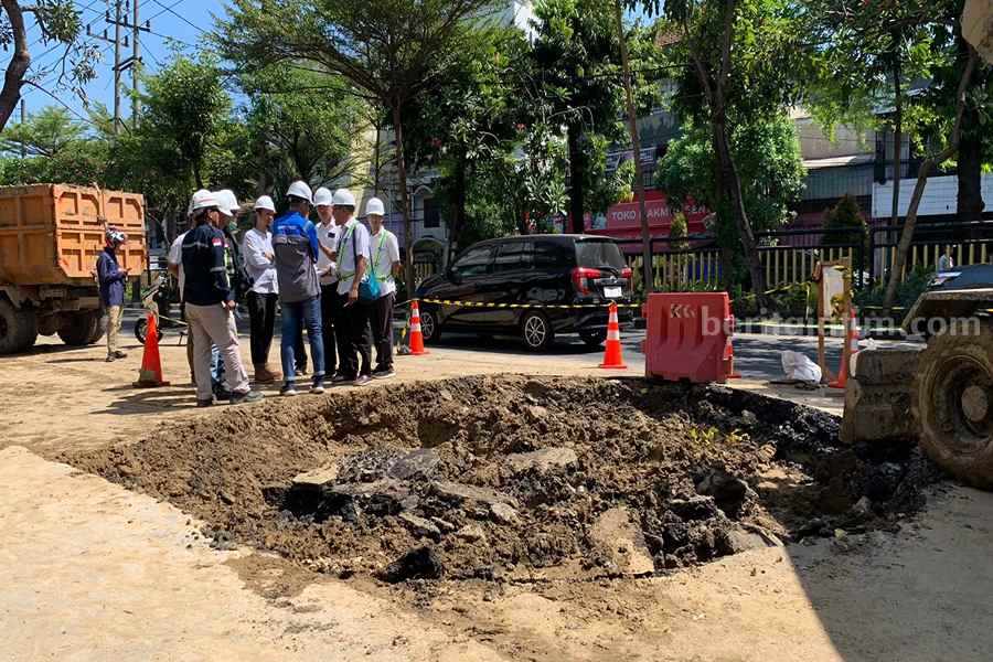 Tanah meletus di Jalan Pasar Kembang Surabaya, Selasa (01/08/2023). (Foti/Anggadia).