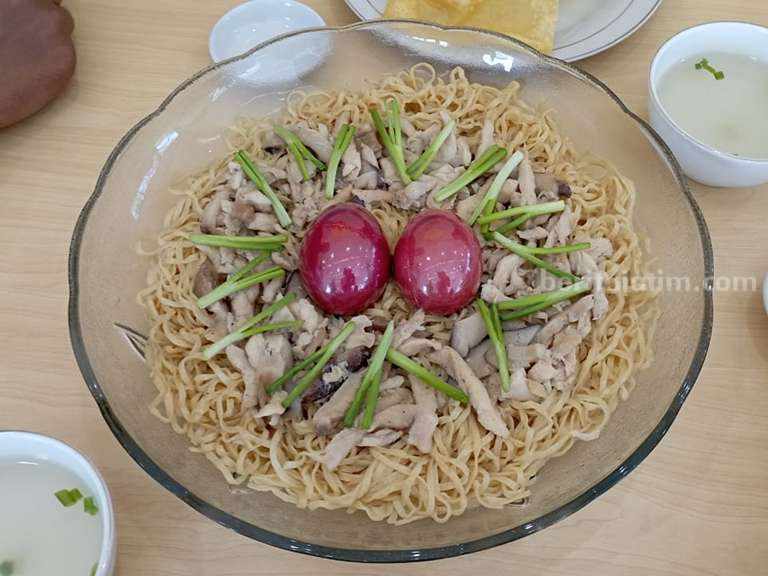 Mie Telur Merah Putih Restoran Mie Mapan Surabaya Hidangan Unik Sambut HUT RI ke-78 Mie Telur
