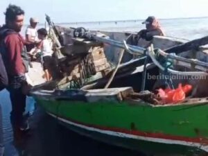 Perahu Nelayan Sampang Karam Dihantam Ombak Kapal nelayan yang rusak dihantam ombak (Foto: Zamachsari/beritajatim.com)