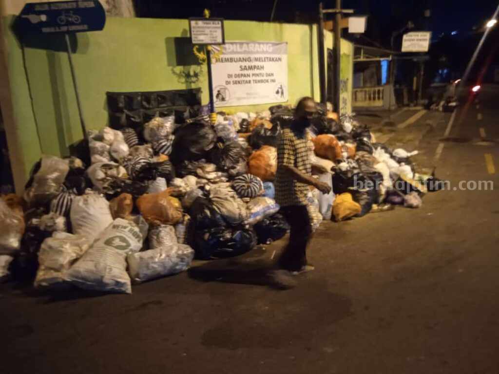 Gunungan sampah yang masih tetap terus ada hingga saat ini di beberapa ruas jalan kawasan Kota Yogyakarta. (Rahajeng Kartika)
