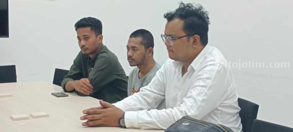 Galuh Firmansyah (tengah) yang disesuaikan perkaranya oleh Kejari Surabaya melalui pendekatan restoratif