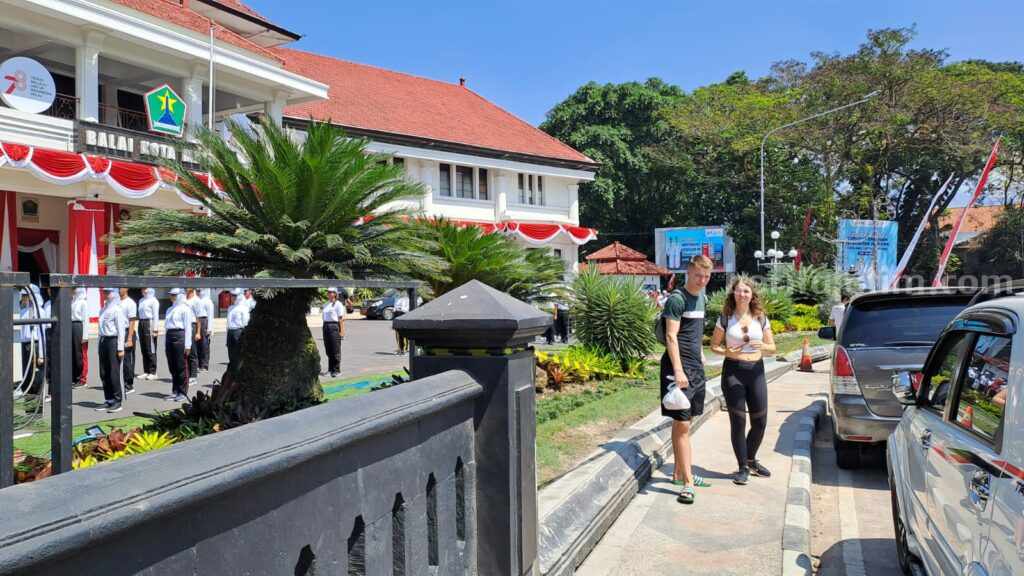 Pemkot Malang Bongkar Pagar Balai Kota Agar Seirama dengan Desain Alun-alun Tugu Pagar Balai Kota Malang dibongkar.