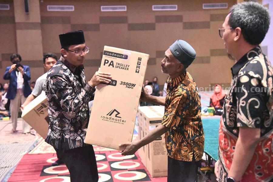 Pemkab Sidoarjo Berikan Bantuan Sound System ke 8.820 RT se-Kabupaten Bupato Sidoarjo Gus Muhdlor menyerahkan bantuan sound system kepada salah satu penerima.