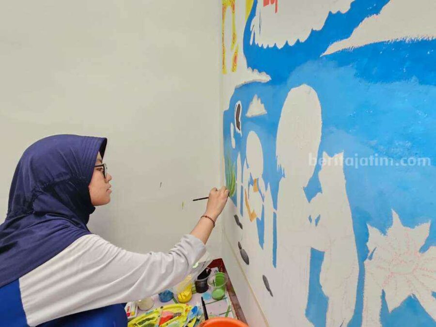 Ikut Dukung Pemenuhan Hak Anak, UK Petra Gelar Workshop Mural Siswa Inklusi Teman Tuli, Kesya saat melukis 'Jangan Lupa Belajar' Melalui mural