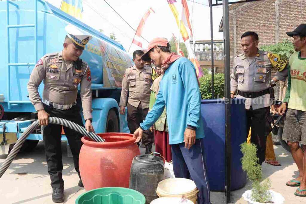 Pendistribusian 100 ribu liter air bersih ke desa-desa terdampak oleh Polres Lamongan dalam rangka 28 tahun Pengabdian Akpol 95 Patria Tama tahun 2023.