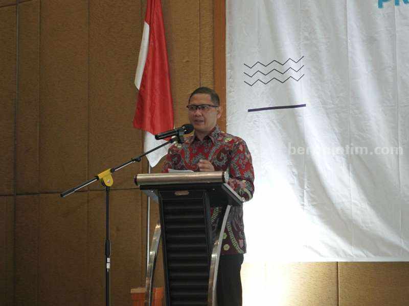 Kadindik Jatim Aries Agung Paewai memberikan sambutan pada acara Penjemputan dan Serah Terima Siswa ADEM Repatriasi di Hotel Mercure Surabaya