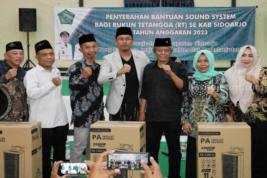 Bupati Sidoarjo Gus Muhdlor menyerahkan bantuan sound system di Kecamatan Taman