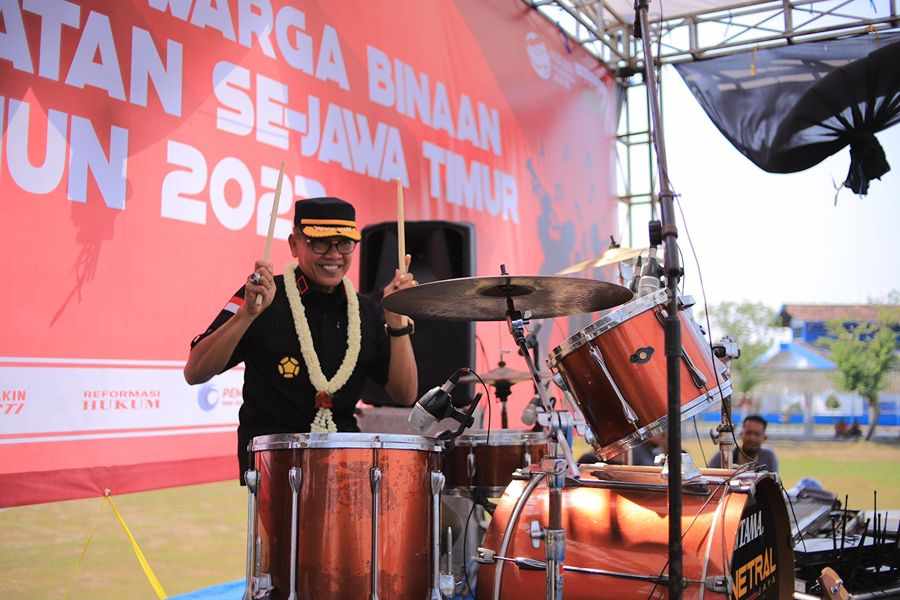 Resmi. Tabuhan genderang dimulainya pertunjukan festival band