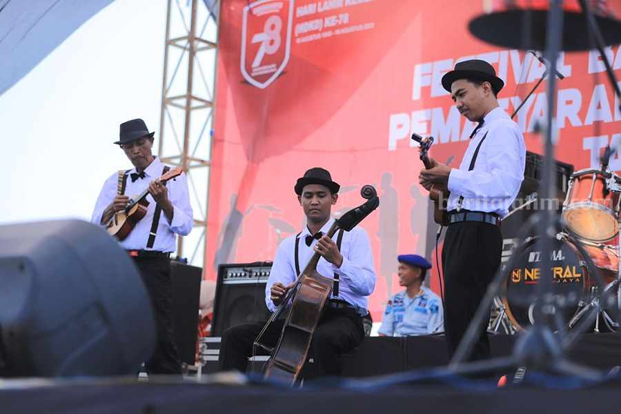 Salah satu group band yang tampil memukau Salah satu group band yang tampil memukau