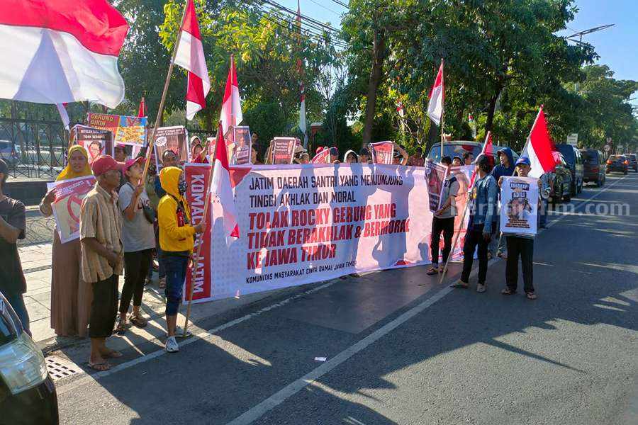 Rocky Gerung Dilaporkan ke Polda Jatim oleh Komacida, Ini Alasannya Aksi massa Komacida di depan Polda Jatim