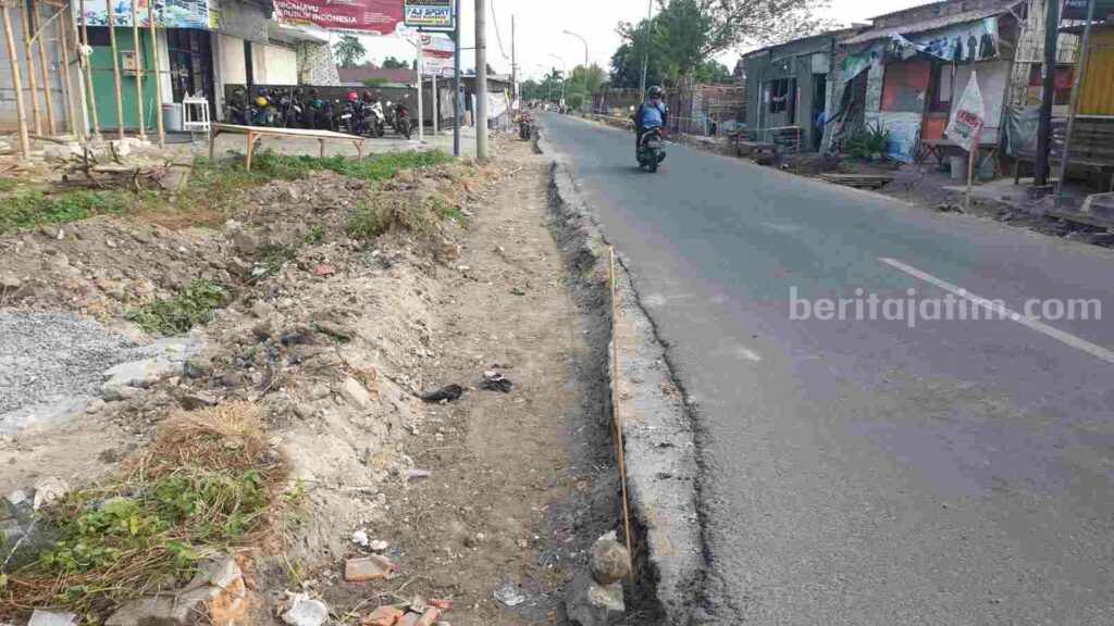 Salah satu pengerjaan proyek fisik di Jalan Pekayon, Kecamatan Kranggan, Kota Mojokerto. [Foto : Misti/beritajatim.com]