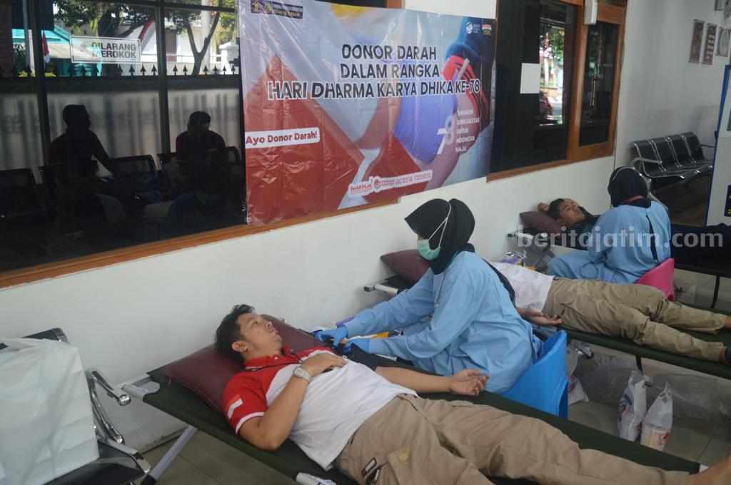 Pegawai Lapas Tuban saat mengikuti donor darah. [Foto:Diah Ayu/beritajatim.com]