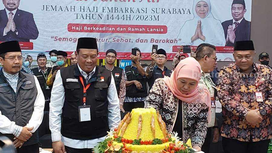 Gubernur Jawa Timur Khofifah Indar Parawansa saat menyambut kehadiran jemaah haji kloter 87 di Surabaya. [Foto: istimewa]