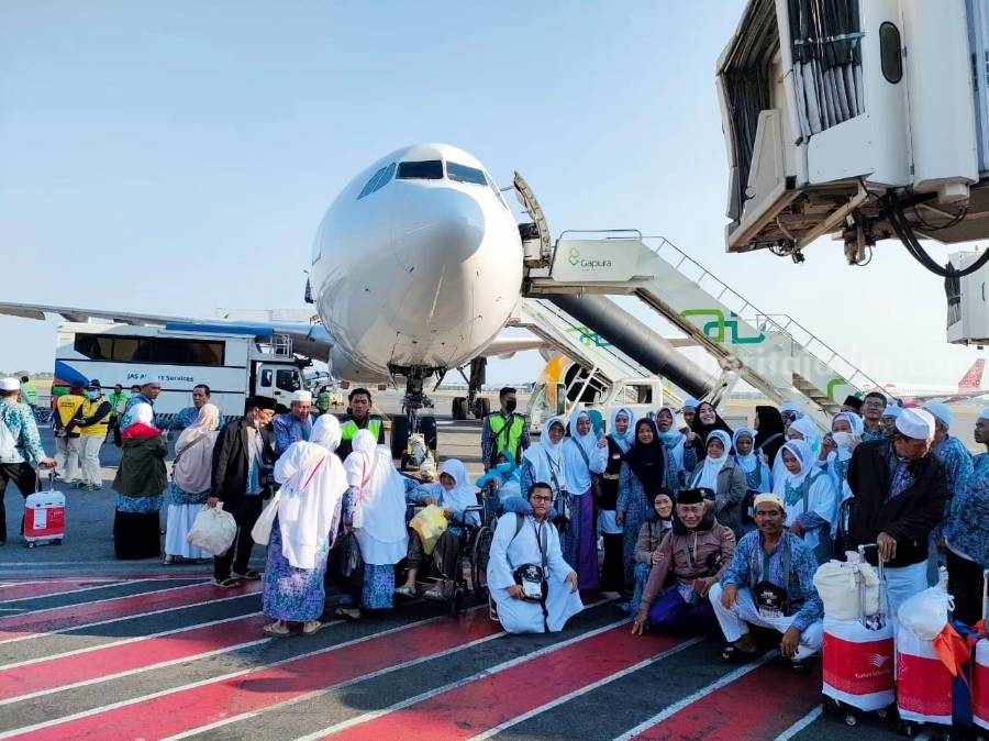 Jemaah haji asal Tuban saat mendarat di Bandara Juanda Surabaya. [Foto:istimewa]
