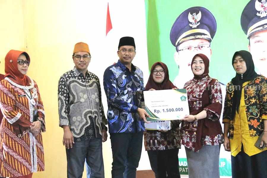 Bupati Sidoarjo Bagikan Insentif kepada 951 Tenaga Medis dan Kades Kesehatan Simbolis. Bupati Sidoarjo Gus Muhdlor memberikan insntif kepada Nakes dan kader Poyandu Gedangan
