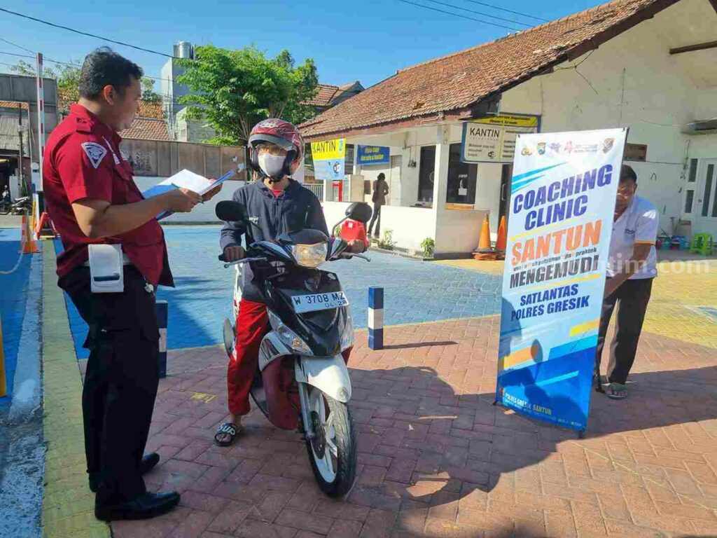 Cara mengurus SIM di Satlantas Polres Gresik.