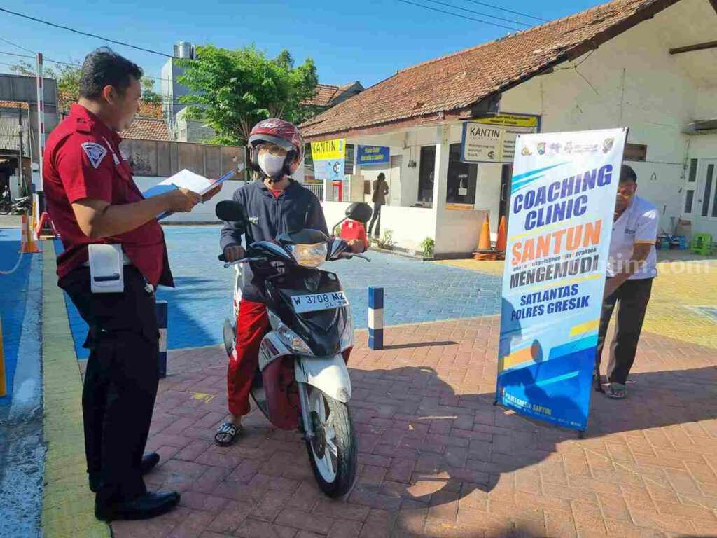 Pemohon SIM saat menjalani ujian praktek SIM roda dua