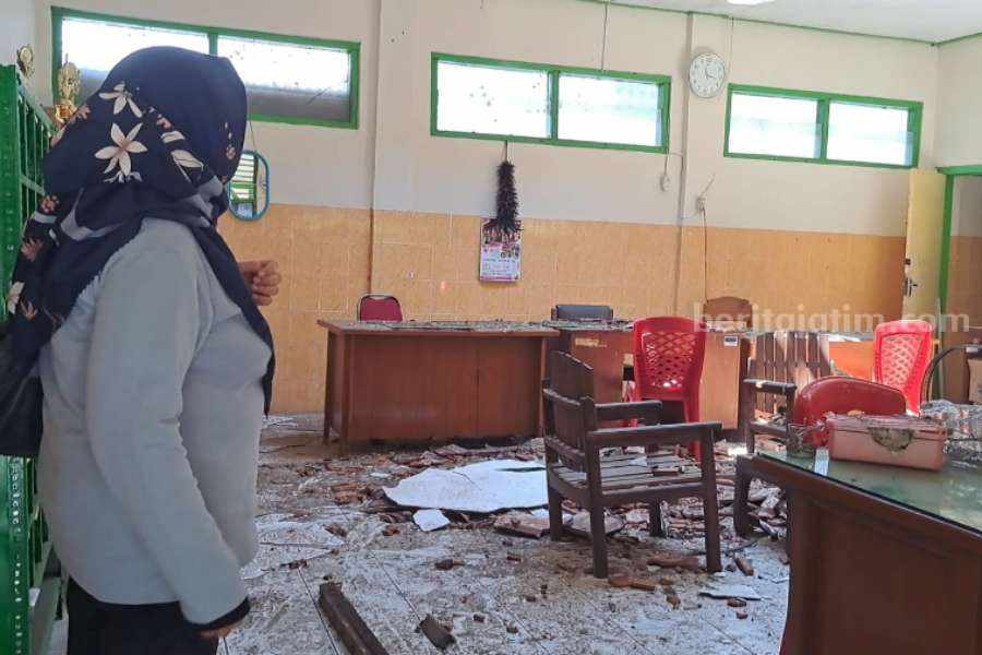 Atap Bangunan PKG Ngariboyo Magetan Ambrol, Timpa 2 Guru Kondisi bangunan Pusat Kegiatan Guru (PKG) dan kepala sekolah di SDN Mojopurno yang atapnya ambrol pada Jumat (4/8/2023).