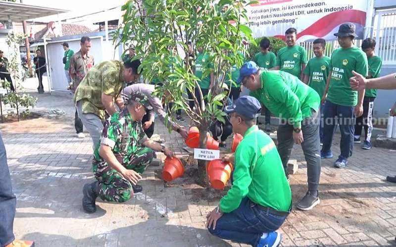 Penanaman pohon oleh Ketua DPW LDII Jatim, Amrodji Konawi didampingi Camat, Kapolsek dan Danramil Gayungan