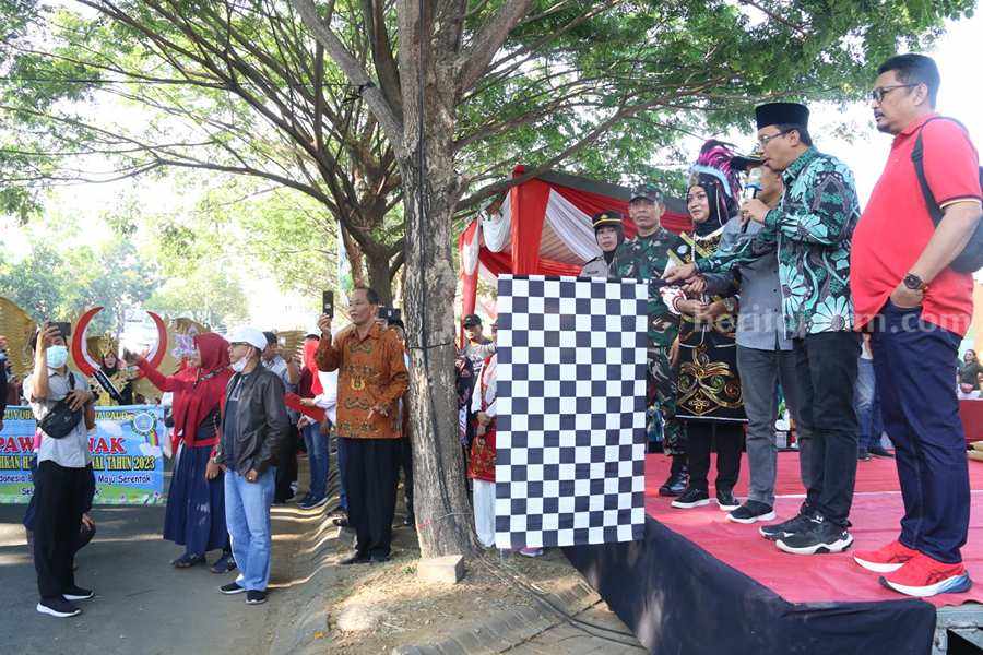 Bupati Sidoarjo Gus Muhdlor berangkatkan peserta pawai HAN 2023 dengan di dampingi anggota DPRD Sidoarjo dari PDI Perjuangan Tarkit Erdianto