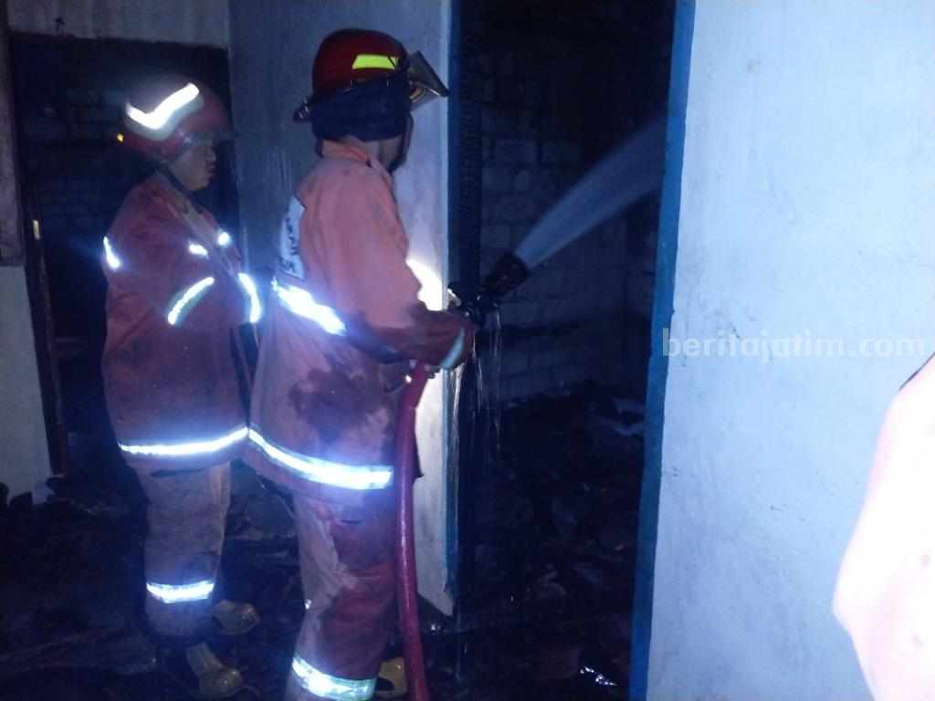Kebakaran Landa Rumah Warga Bedanten Gresik Damkarla Gresik berjibaku memadamkan kebakaran yang melanda rumah warga Desa Bedanten Gresik