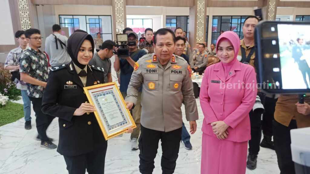 Briptu Briptu Tiara Nissa Zulbidah bersama Kapolda Jatim Irjen Pol Toni Hermanto