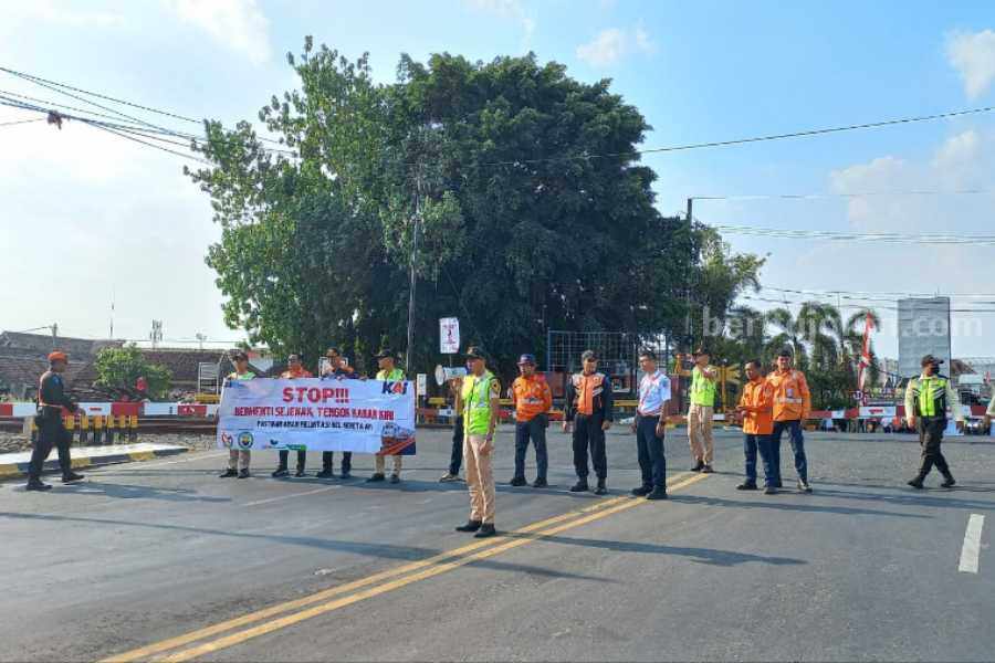 KAI Daop 7 Madiun Sosialisasikan Keselamatan Berkendara di Perlintasan Sebidang PT KAI Daop 7 Madiun saat sosialisasi keselamatan berkendara di perlintasan sebidang, Minggu (6/8/2023)