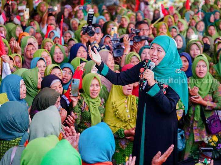 Pakar Unair Sebut Khofifah di Istana Negara Bentuk Beauty Contest Jokowi Jelang Pilpres 2024 Gubernur Khofifah saat acara pengukuhkan PAC Muslimat NU Se-Kabupaten Madiun menjadi Bunda Asuh