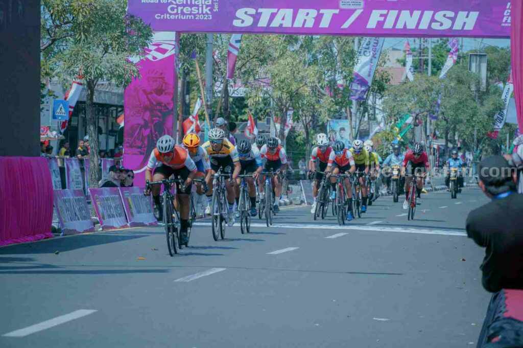 Pembalap sepeda beradu kecepatan di event Road to Tour of Kemala Seri 3 criterium yang berlangsung di Gresik