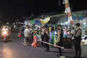 Anggota Polres Blitar Kota melakukan penertiban dan pengaturan lalulintas di Pasar Tumpah jalan Anggrek Kota Blitar
