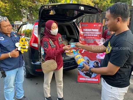 Salah satu pengunjung CFD membeli kerajinan hasil karya warga binaan Lapas Tuban, Minggu (6/8/2023)