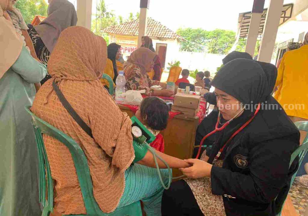 BEM Nusantara Jatim Buka Posko Cek Kesehatan Gratis dan Sosialisasi Pencegahan Stunting di Banyuwangi Posko cek kesehatan gratis di Banyuwangi (Foto: Istimewa)