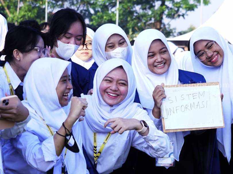 ITS Surabaya Kukuhkan 6.188 Mahasiswa Baru 2023 Mahasiswa Sistem Informasi ITS saat mengikuti Pengukuhan mahasiswa baru 2023