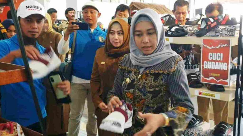 Wali Kota Mojokerto, Ika Puspitasari didampingi Kepala Diskopukmperindag Ani Wijaya saat meresmikan pembukaan PGS di gedung eks Bentar Swalayan. [Foto : ist]