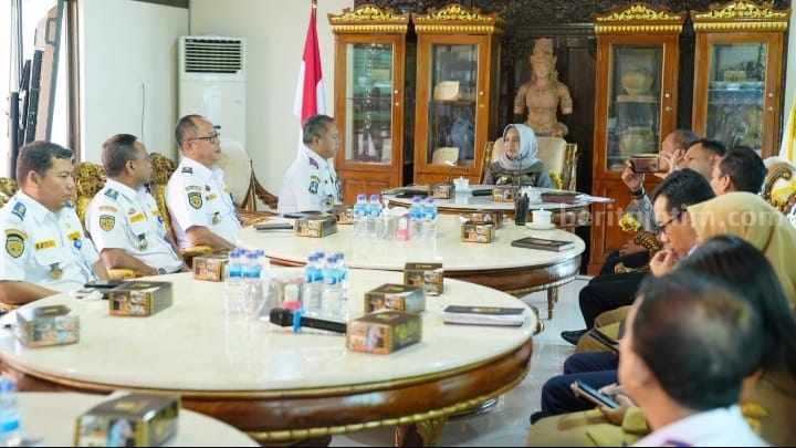 Wali Kota Mojokerto, Ika Puspitasari saat menerima kunjungan Kepala Dishub Jawa Timur, Nyono di Ruang Sabha Pambojana, Rumah Rakyat Kota Mojokerto. [Foto : ist]