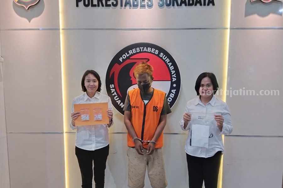 Polrestabes Surabaya Tangkap Pengangguran Asal Sidotopo Tersangka RM diapit dua petugas Satres Narkoba Polrestabes Surabaya.