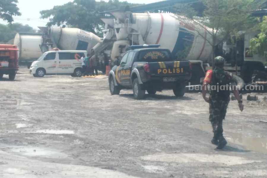 Polisi saat melakukan olah TKP di lokasi pekerja pabrik yang tewas tergiling truk molen di Madiun, Senin (7/8/2023)
