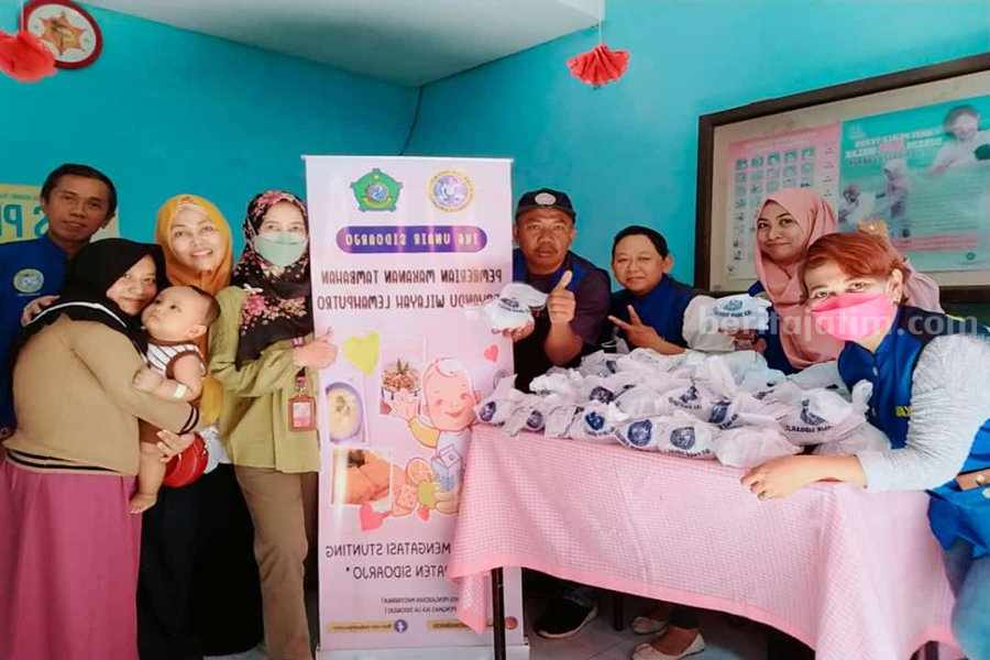 IKA Unair Sidoarjo saat berbagi makanan. (Ist)