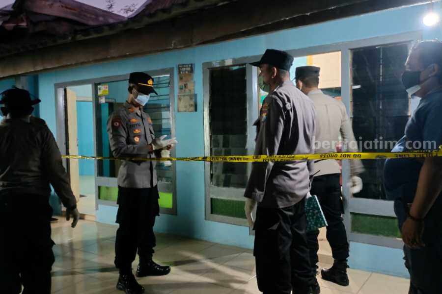 Polisi saat melakukan pemeriksaan jenazah wanita yang ditemukan meninggal di rumahnya, Senin (7/8/2023)