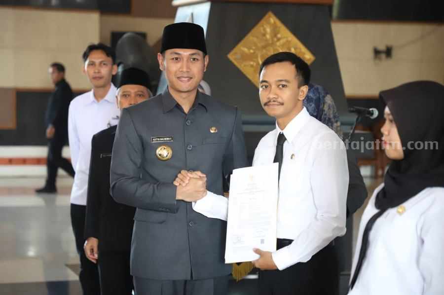 Bupati Tuban Aditya Halindra Faridzky saat menyerahkan berkas SK PPPK. [Foto:Diah Ayu/beritajatim.com]