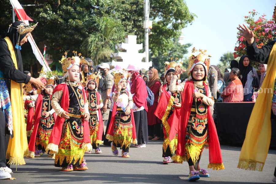 Siswa TK dan RA mengenakan pakaian adat dalam karnaval perayaan HUT RI ke-78.