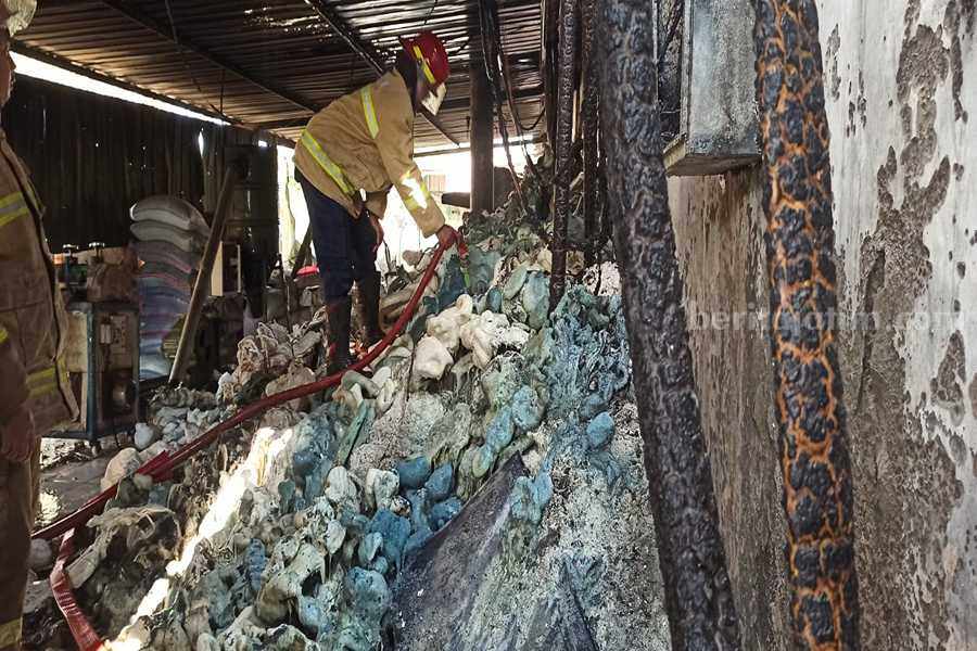 Kondisi gudang pabrik foam di Gempol setelah terbakar.