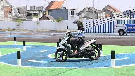 Warga Tuban Beri Apresiasi Dihapusnya Lintasan Angka 8 di Ujian Praktik SIM Pemohon SIM di Satlantas Tuban sedang melintasi jalur baru saat ujian praktik, Selasa (8/8/2023)