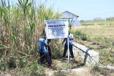 Tim aset Lanud Iswahjudi saat memasang plang tanah sebagai upaya pengamanan aset di wilayah Magetan, Selasa (8/8/2023)