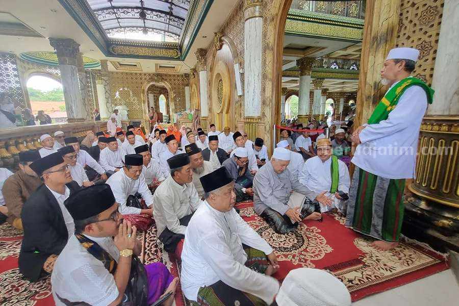 Ketua DPW PKS Jatim, Irwan Setiawan bersama sejumlah pengurus