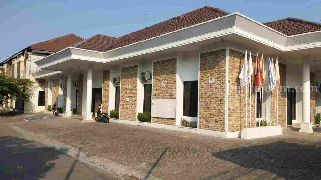 Gedung KPU Kabupaten Mojokerto di Jalan Pahlawan Kota Mojokerto. [Foto : Misti/beritajatim.com]