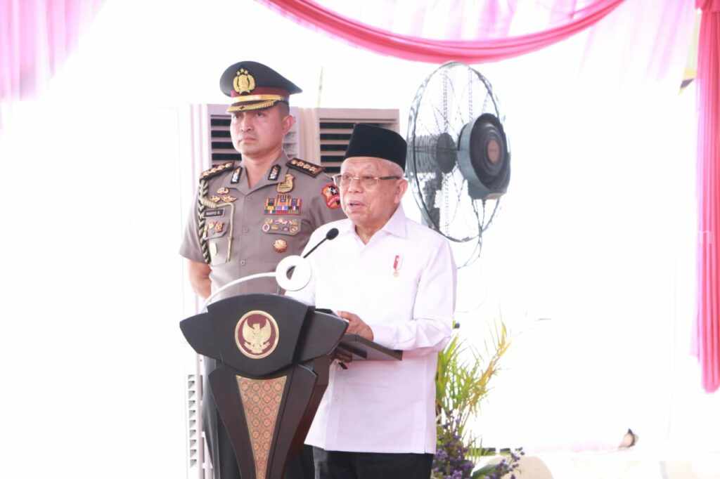 Wapres RI Beber Laporan BRIN, 115 Pulau di Indonesia Terancam Tenggelam Akibat Perubahan Iklim Wapres Ma'ruf Amin saat memberikan Orasi ilmiah di Unija Sumenep (foto : Temmy/ beritajatim.com)