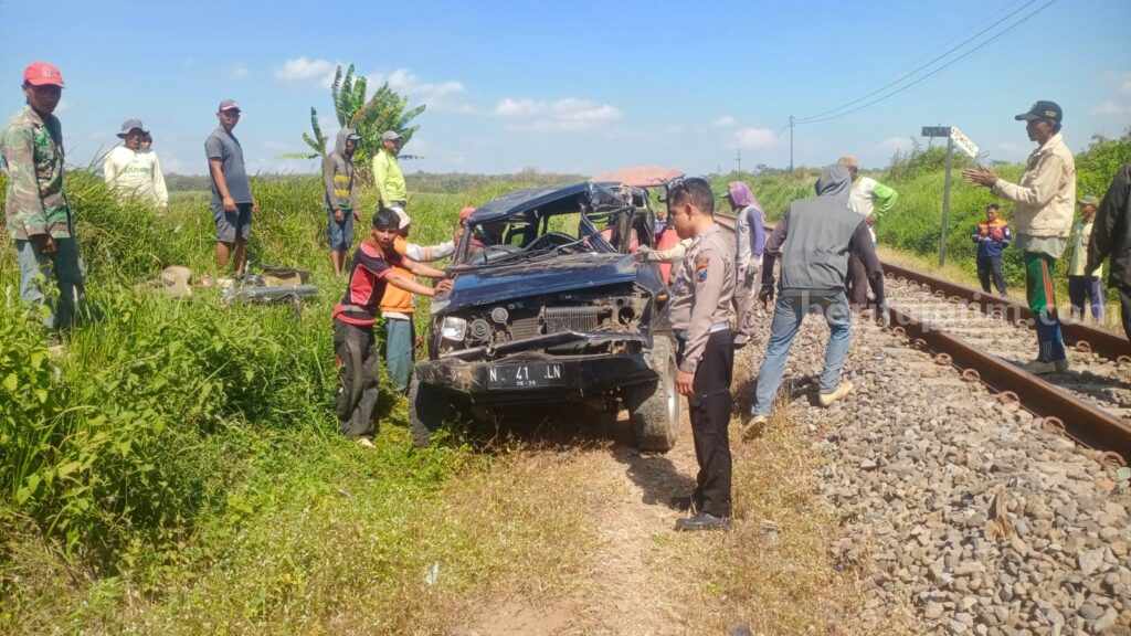 Mobil Mandor Tebu di Malang Ringsek Dihantam KA Kertanegara mobil ringsek