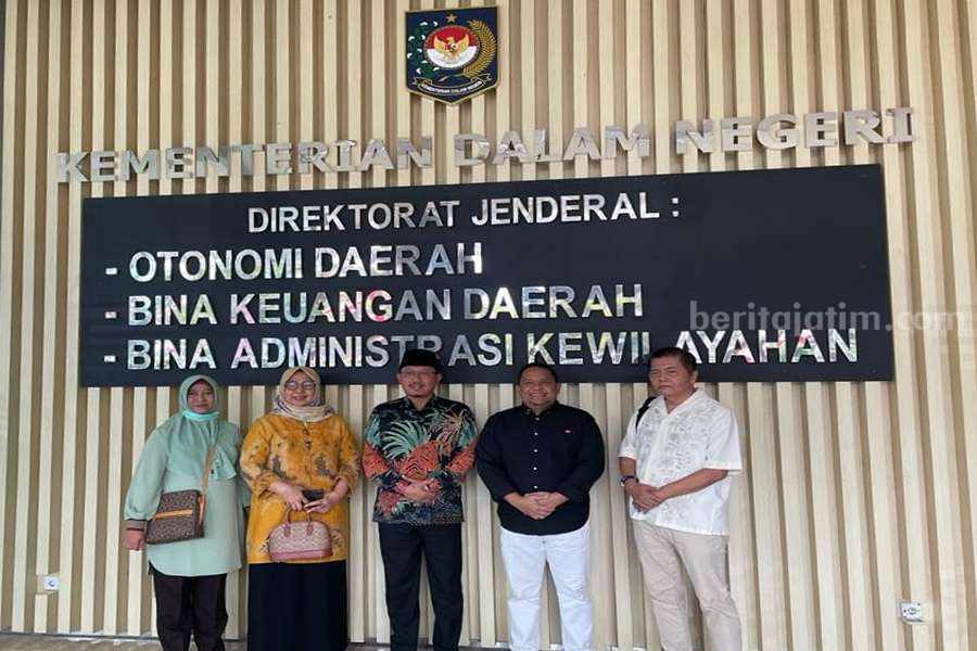 Sejumlah pimpinan DPRD Kabuoaten Pasuruan saat mengantarkan berkah Penjabat Buoati Pasuruan.