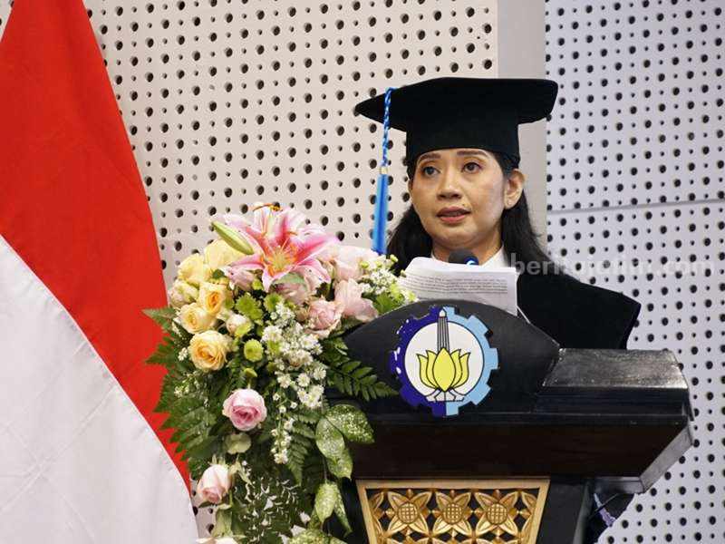 Prof Mahendrawathi menyampaikan orasi ilmiahnya